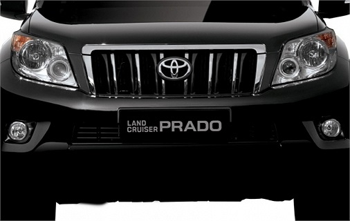 Phần đầu thiết kế mạnh mẽ với lưới tản nhiệt 6 thanh nan dọc.