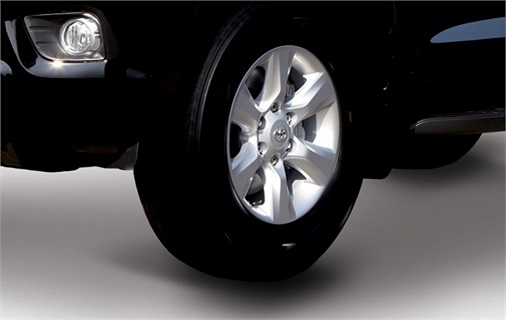 Các trang bị và tiện ích khác bao gồm hệ thống kiểm soát ổn định xe VSC, hệ thống chống bó cứng phanh ABS, hệ thống phân bổ lực phanh điện tử, túi khí cho người lái và hành khách phía trước, cảm biến lùi và cảm biến góc sau.