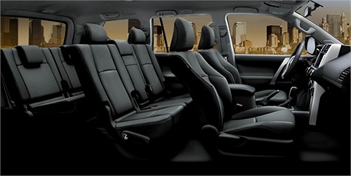 Nội thất sang trọng với 3 hàng ghế ngồi chất liệu da.