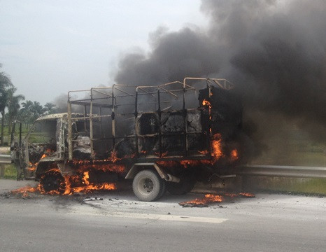 Xe tải bốc cháy dữ dội tại cao tốc Thăng Long - Nội Bài