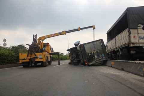 TP.HCM, xe tải, lật nhào, bom gas, quốc lộ 1A, hoảng loạn