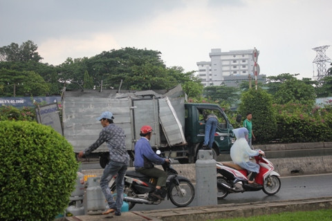 TP.HCM, xe tải, lật nhào, bom gas, quốc lộ 1A, hoảng loạn
