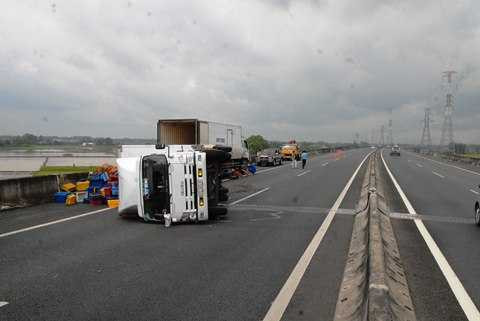 Long An, Cao tốc Trung Lương- TP.HCM, xe tải lật, ùn tắc giao thông, CSGT, Trạm thu phí
