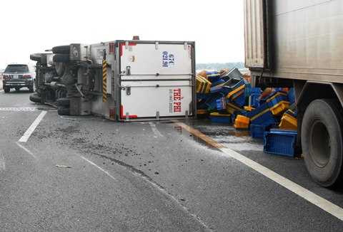 Long An, Cao tốc Trung Lương- TP.HCM, xe tải lật, ùn tắc giao thông, CSGT, Trạm thu phí