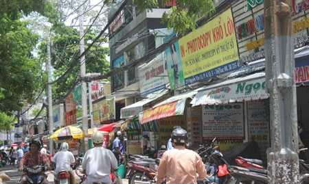  Hàng loạt các cửa hàng kinh doanh buôn bán được đục ra từ trường ĐH SP TPHCM ở đường Nguyễn Văn Cừ.