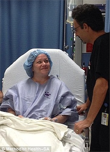 Chị Melissa Ray, 39 tuổi, ngụ tại bang Arizona của Mỹ, gần đây đã tiết lộ chị vừa trải qua một ca cắt bỏ bầu ngực để loại trừ khả năng phát triển của bệnh ung thư.