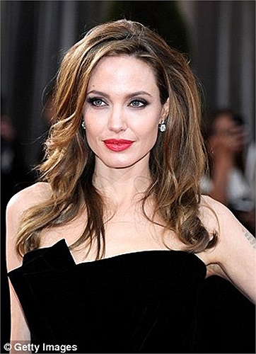 Ca phẫu thuật của chị diễn ra tương tự như trường hợp của nữ diễn viên xinh đẹp Angelina Jolie, người đã cắt bỏ ngực để giảm nguy cơ ung thư vào hồi tháng 2 năm nay.