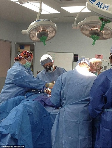 Ban đầu tôi rất lo sợ về việc cắt bỏ 2 bên ngực, nhưng tôi hiểu điều này là rất cần thiết để tôi có thể diệt trừ sự phát triển của ung thư. Tôi được chẩn đoán có gen ung thư giống như mẹ của tôi, bà mẹ 2 con chia sẻ.