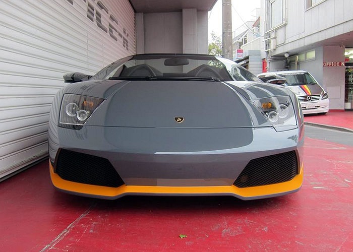 Đầu xe cũng nổi bật với dàn đèn xenon siêu sáng HID 8000K. Xe cũng được gắn đèn LED trang trí khắp nơi. 