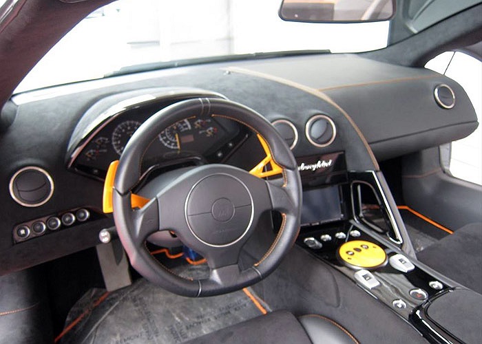 Nội thất xe được phối màu ghi xám và màu da cam