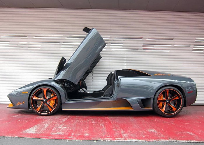 Ngoại thất xe nổi bật với vành đúc 20 inch do Savini thiết kế cùng nhiều chi tiết trang trí màu da cam. 