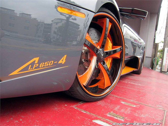 Ngoại thất xe nổi bật với vành đúc 20 inch do Savini thiết kế cùng nhiều chi tiết trang trí màu da cam. 