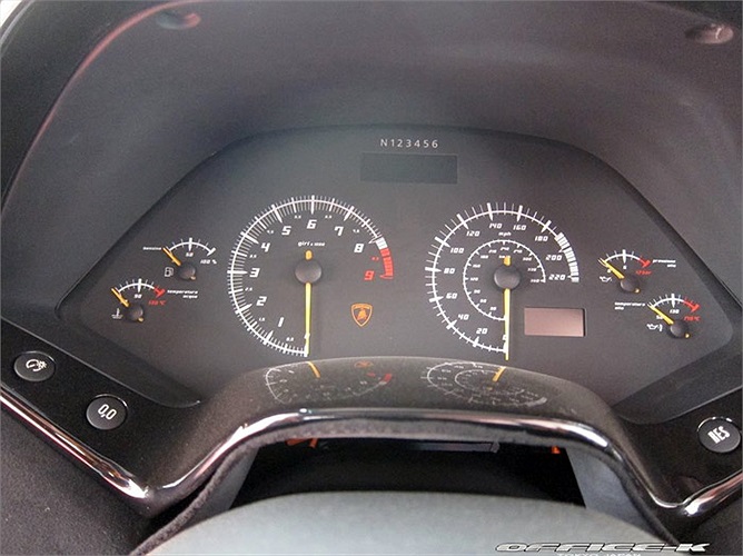 Để nâng sức mạnh cho siêu xe khủng này, hãng xe độ Office K lắp cho xe hệ thống ống xả hàng thửa Powercraft. 