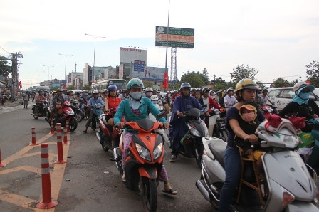 Xem cảnh người dân vật vã về Sài Gòn