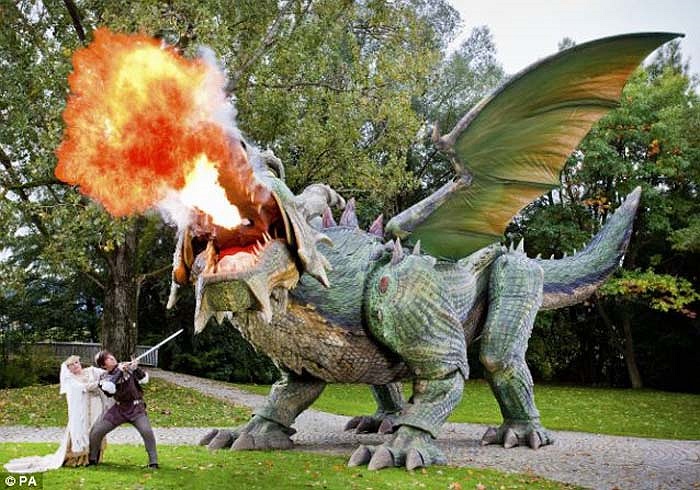 Một con rôbốt hình rồng được chế tạo bởi công ty Zollner Elektronik AG ở Đức. Lập kỉ lục là con rôbốt lớn nhất thê giới với kích thước đo được là 15,72 m chiều dài 12,33 m chiều rộng và 8.2 m chiều cao.