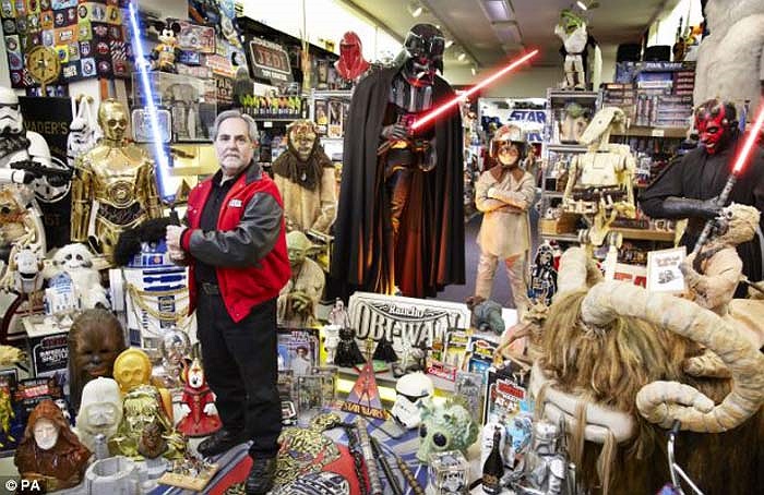 Steve Sansweet ở mỹ đã lập kỉ lục vì có bộ sưu tập lớn nhất về Star Wars ( chiến tranh giữa các vì sao) với hơn 300.000 đồ vật ki niệm về Star Wars.