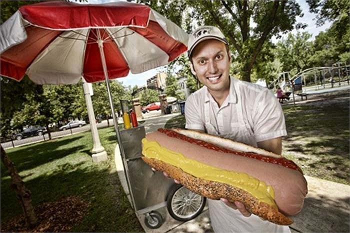 Rất nhiều người thích ăn món Hot Dog và đây có lẽ là sản phẩm của một tín đồ Hot Dog. Chiếc hotdog lớn nhất thế giới nặng hơn 3 kg và dài hơn 40cm, được bán với giá 24 bảng Anh (hơn 800.000 đồng) tại bang Chicago, Mỹ. 