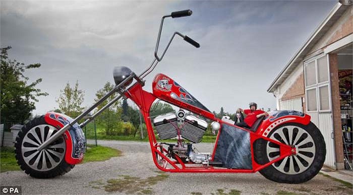 Fabio Reggiani người Ý đã chế tạo chiếc xe máy lớn nhất thế giới với chiều cao 5,10 m từ mặt đất tới đỉnh của tay lái.