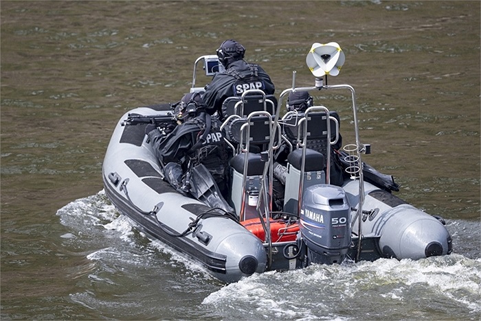 Các thành viên SPAP di chuyển bằng xuồng cao tốc để tiếp cận mục tiêu