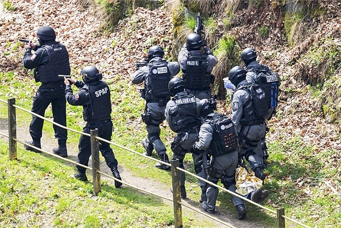 SEK và SPAP di chuyển trong lúc làm nhiệm vụ giải cứu con tin