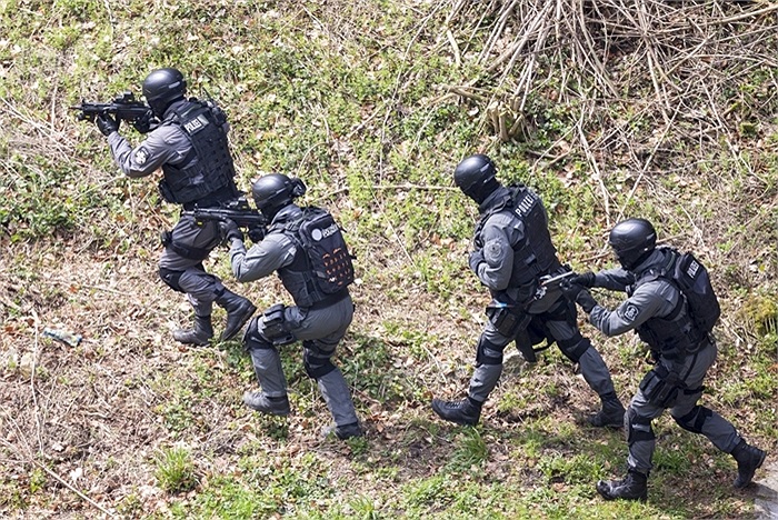 Vũ khí chủ yếu của các thành viên SEK là súng tiểu liên Mp5 tryền thống của Đức được nâng cấp các phụ kiện mới