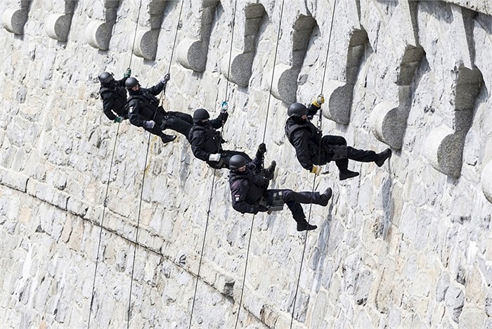 Đu dây, bám tường để tiếp cận mục tiêu