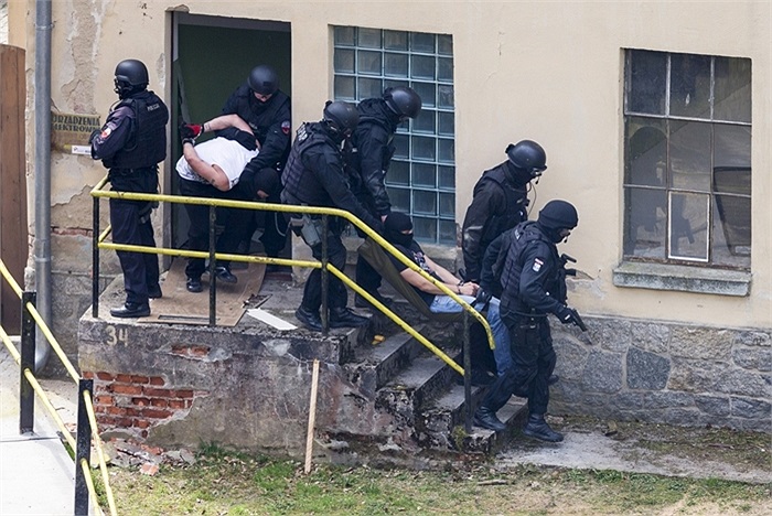 Tấn công, khống chế những kẻ bắt cóc con tin