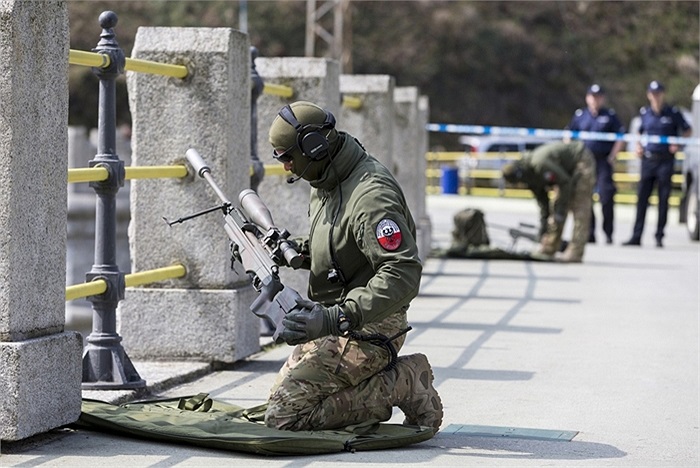 Lính bắn tỉa vào vị trí làm nhiệm vụ từ xa