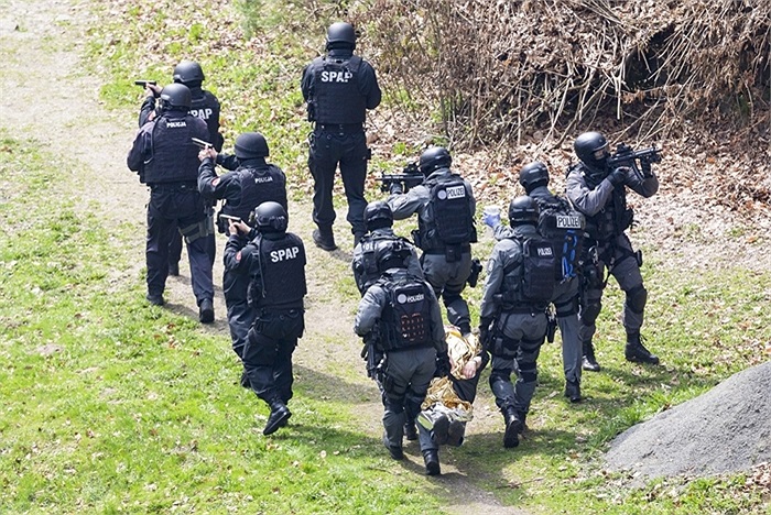 Bảo vệ các con tin di chuyển ra khỏi khu vực nguy hiểm