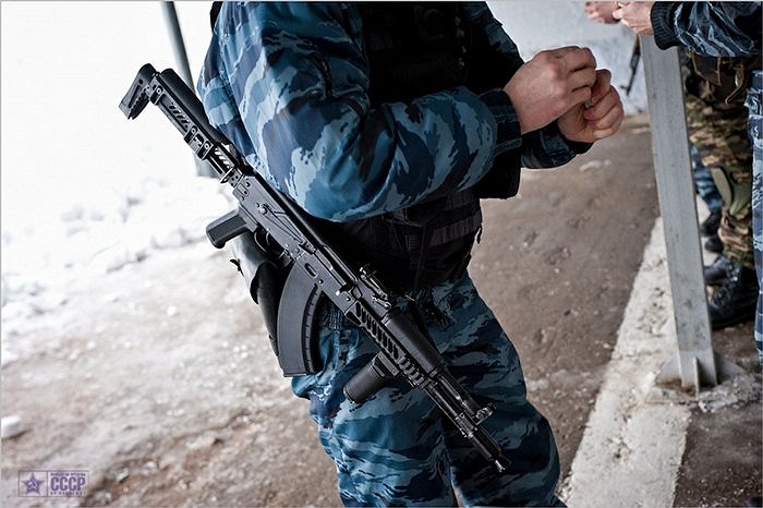 Binh sĩ OMOH và khẩu súng trường của mình trong buổi luyện tập