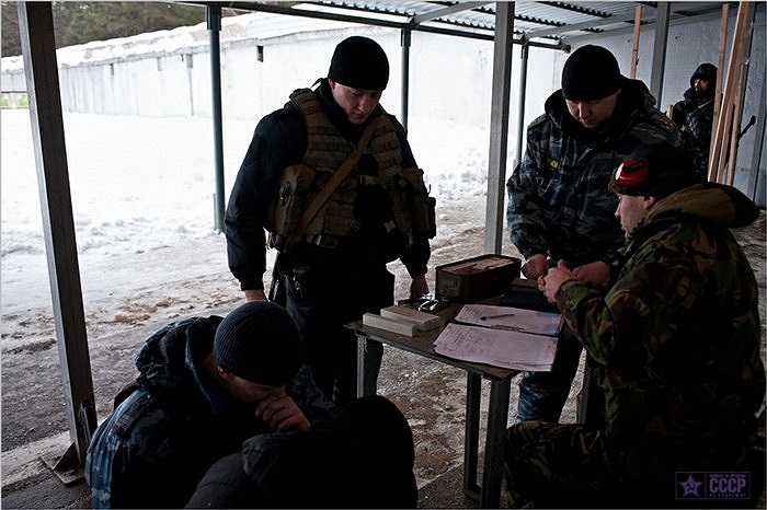 Tập trung nhận nhiệm vụ và vũ khí