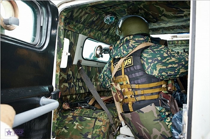 Bắn trả mục tiêu qua lỗ châu mai của xe