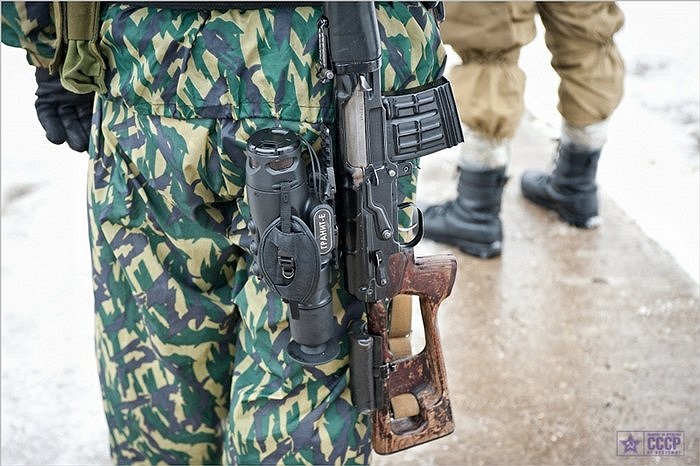 Ngoài súng, lựu đạn cũng là vũ khí rất cần thiết với các binh sĩ đặc nhiệm cảnh sát