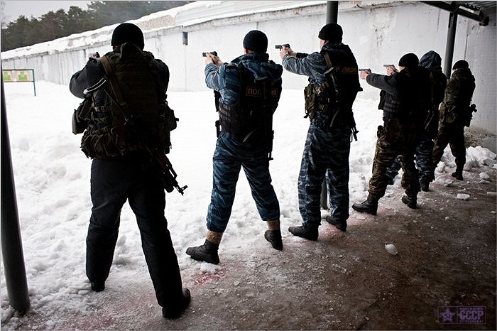 Các binh sĩ đặc nhiệm OMOH trong bài tập bắn súng ngắn