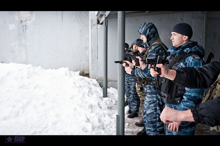 Các binh sĩ đặc nhiệm OMOH trong bài tập bắn súng ngắn