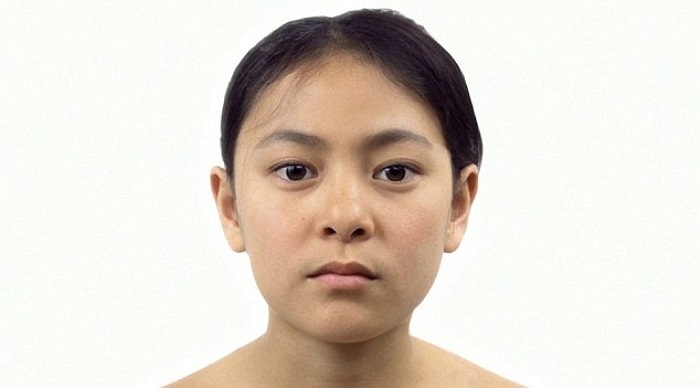 Khuôn mặt Danielle khi là một thiếu nữ, sắc sảo và xinh đẹp.