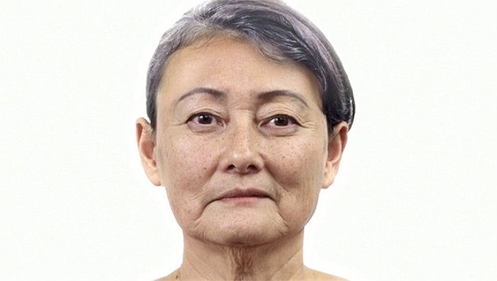 Danielle khi về già, mái tóc giờ đã 2 màu, vết chân chim và quầng thâm lộ rõ trên khuôn mặt của bà.