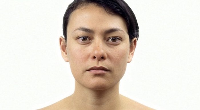 Sự thay đổi xuất hiện rõ nhất ở phần mí mắt và vùng xunh quanh mũi khi Danielle ngoài 30.