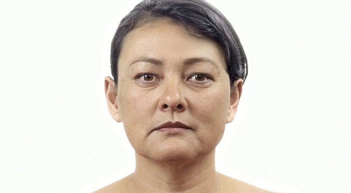 Ở độ tuổi này, mái tóc của Danielle đã xuất hiện những sợi bạc, những vết chân chim và quầng thâm cũng bắt đầu xuất hiện nhưng không rõ nét.