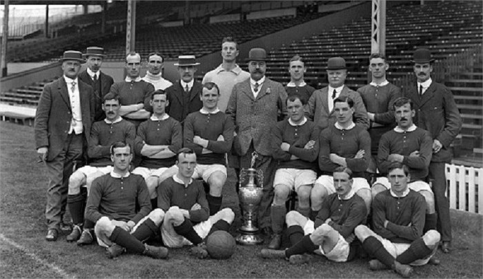 Man Utd giành được danh hiệu đầu tiên ở mùa giải 1907-1908. Thật trùng hợp khi chiến thắng trước Aston Villa cũng giúp MU lên ngôi 105 năm trước. Ở mùa giải đó, Quỷ đỏ thắng 13/14 trận.