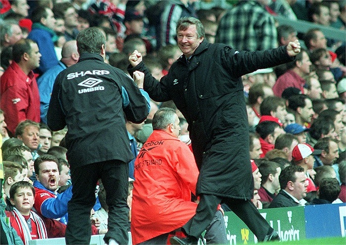 Với sự tự tin rất lớn, Man Utd bảo vệ thành công ngôi vô định ở mùa 1996-1997. Một chiến thắng quyết định vào cuối mùa giải trước Liverpool, Alex Ferguson và các họ trò ăn mừng ngay tại Anfield.