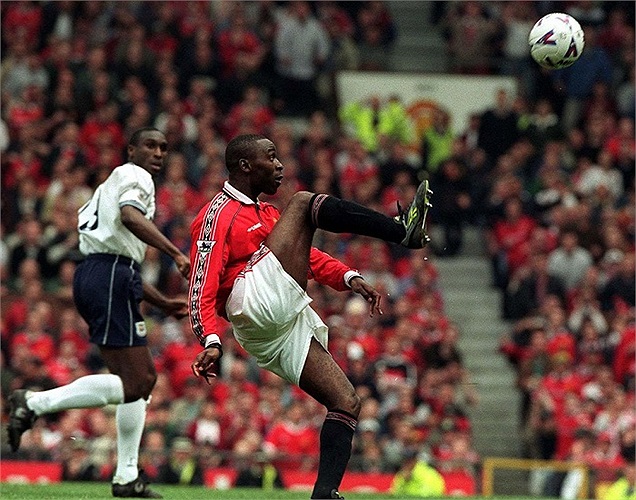 Mùa 1998-1999, đây là một mùa bóng đáng nhớ với mọi CĐV 'Qủy đỏ' khi họ giành được cú ăn ba lịch sử. 