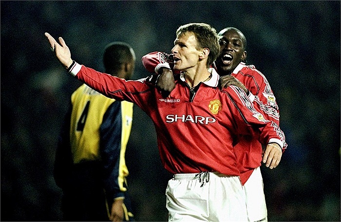 Phấn chấn sau cú ăn ba lịch sử, Man Utd tiếp tục bảo vệ thành công ngôi vô định Premier League ở mùa giải 1999-2000, với 18 điểm hơn đội xếp sau.