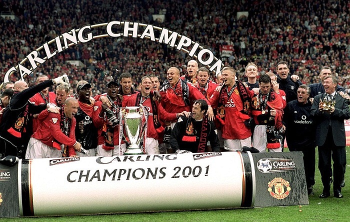 Mùa 2000-2001 họ làm nên lịch sử khi là CLB đầu tiên giành được chức vô định Premier League 3 năm liên tiếp. 