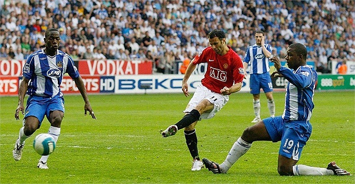 Mùa 2007-2008, một mùa giải thành công nữa với Man Utd. Sau trận thắng 2-0 trước Wigan ở ngày cuối cùng của mùa giải, Alex Ferguson đã nhảy múa trong mưa như một cậu nhóc ở đường biên, để ăn mừng danh hiệu Premier League thứ 10 của mình.