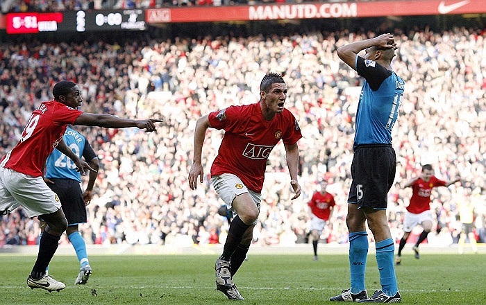 Cuộc đua tới ngôi vô địch 2008-2009 thật sự ấn tượng khi Liverpool luôn dẫn đầu bảng xếp hạng ở giai đoạn đầu mùa giải. Nhưng MU đã vươn lên mạnh mẽ sau năm mới, cùng với sự giúp sức của thần tài 17 tuổi Macheda, họ đã có thêm 1 chiếc cúp trong phòng