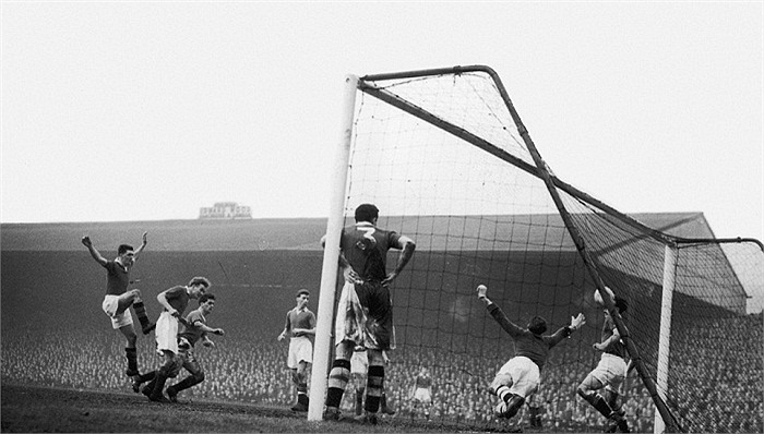 Mùa 1955-1956 họ vô địch nhờ thế hệ cầu thủ trẻ đầy tài năng, được dẫn dắt bởi Sir Matt Busby. MU tạo ra thứ bóng đá tấn công đẹp mắt và trở nên nổi tiếng khắp châu Âu, với những cái tên như Duncan Edwards, Eddie Colman, Tommy Taylor.