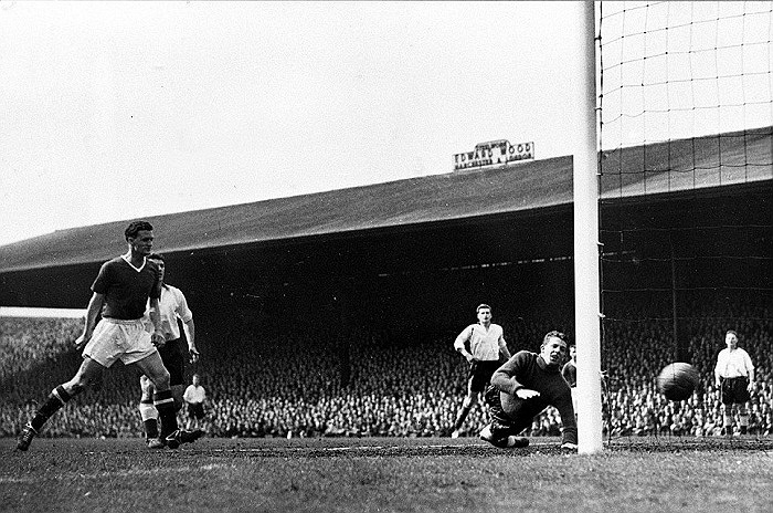 Họ vô địch mùa 1956-1957 với sự nổi lên của Bobby Charlton trong đội hình của HLV Sir Matt Busby. Nhưng thảm kịch Munich năm 1958 đã cướp đi một loạt những ngôi sao trẻ đầy vinh quang của Busby.