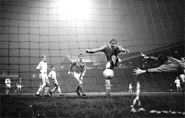 Tám năm sau thảm kịch Munich, CĐV Man Utd mới được hưởng vinh quang ở mùa giải 1964-1965. 'Qủy đỏ' vượt qua đối thủ đáng gờm khi ấy là Leeds về hiệu số bàn thắng để đăng quang.