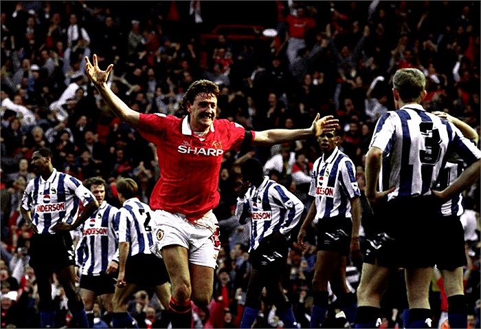 CĐV 'Qủy đỏ' đợi thêm 26 năm sau mới được ăn mừng chức vô định thứ 8 của Man Utd ở mùa 1992-1993. Chức vô định đầu tiên của Sir Alex Ferguson kể từ khi dẫn dắt Man Utd, nó cũng bắt đầu cho hành trình giành 13 danh hiệu vô định và thống trị bóng đá An